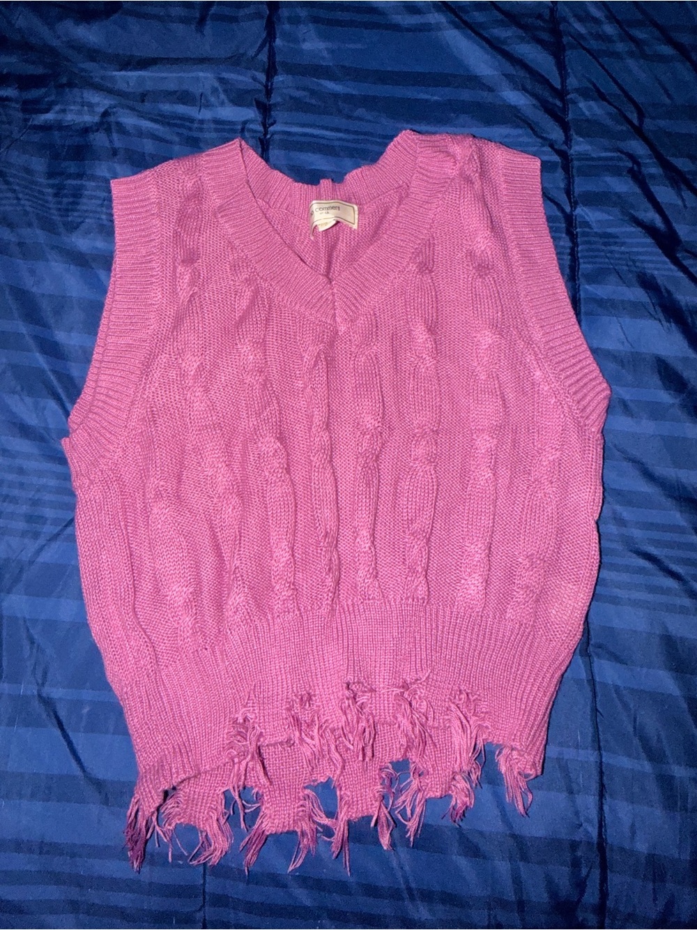 Pink Cable-Knit V-Neck Sleeveless Sweater Vest with Frayed Hem